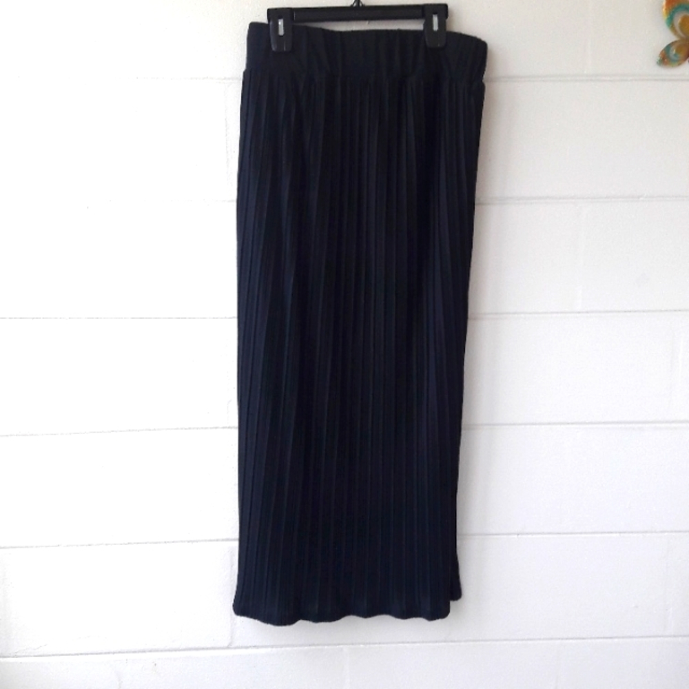 NWT Liz Lange Maternity Long Pleated Skirt